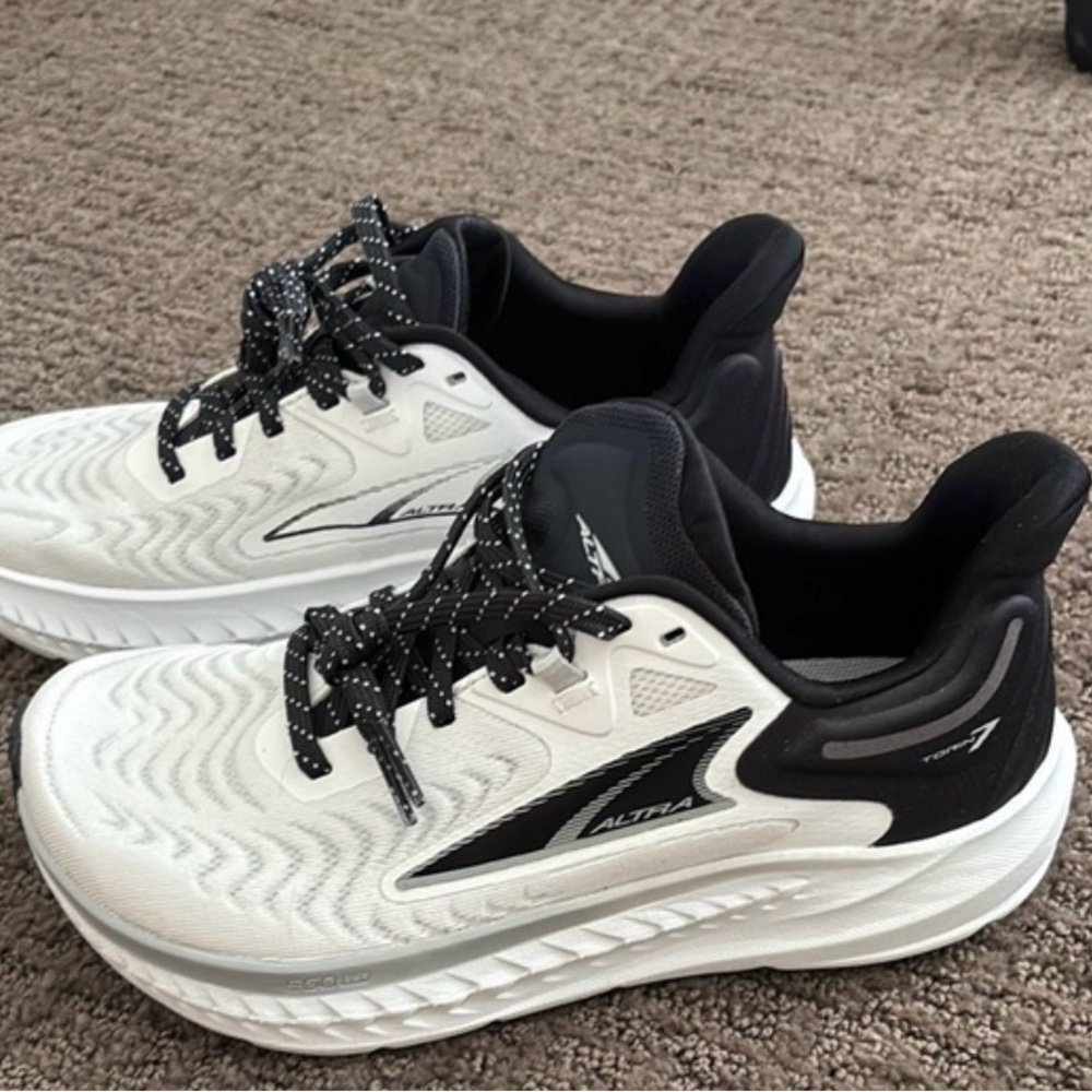 Altra women’s Torin 7 White and Black Running Shoes